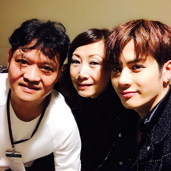 <p>Sementara itu, Jackson GOT7 juga dikenal sebagai salah satu K-Pop idol yang erat dengan keluarga. Ia beberapa kali memperlihatkan momen bersama ayah dan ibunda. Jackson bahkan sering memberikan hadiah barang mewah untuk mereka, lho. (Foto: Instagram @jacksonwang852g7)</p>