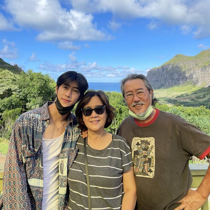 <p>Hal yang sama juga terjadi di keluarga Mark Tuan personel GOT7. Ketika sedang menyempatkan diri untuk pulang ke Amerika Serikat, ia memanfaatkannya untuk melakukan bonding bersama ayah dan ibunda. Ayah Mark, Raymond, kerap menampilkan potret keseruan mereka di media sosial. (Foto: Twitter @linbea945)</p>
