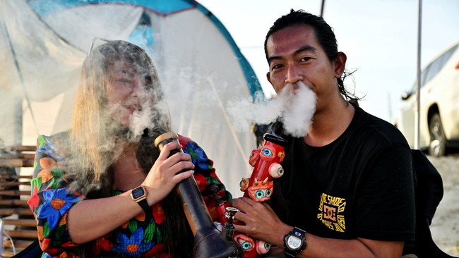 Empat warga Thailand dilarikan ke rumah sakit di Bangkok usai diduga overdosis ganja. Satu dari mereka kemudian dilaporkan meninggal dunia.