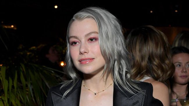 Penyanyi Phoebe Bridgers mengaku ingin terus berusaha untuk menulis lagu dengan nuansa bahagia.
