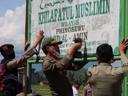Plang Khilafatul Muslimin di Pringsewu Dibongkar Petugas