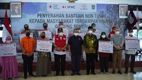 Gandeng Pos Indonesia, PMI Serahkan Bantuan untuk Korban Erupsi Semeru