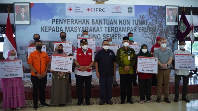 PMI bekerjasama dengan Pos Indonesia menyerahkan Bantuan Non Tunai (BNT) kepada 1.650 KK korban terdampak erupsi Gunung Semeru.