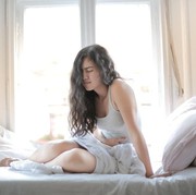 4 Posisi Tidur yang Benar untuk Bantu Mengurangi Nyeri Haid, Beauties Harus Hafalkan!