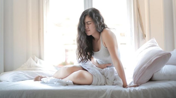 4 Posisi Tidur yang Benar untuk Bantu Mengurangi Nyeri Haid, Beauties Harus Hafalkan!