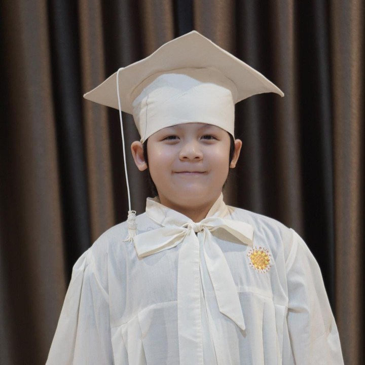 <p>Potret Vaga saat mengenakan toga wisudanya yang berwarna putih. Kini ia siap melanjutkan jenjang pendidikan ke sekolah dasar. (Foto: Instagram @donitabhubiy)</p>