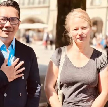 7 Potret Ridwan Kamil & Geraldine Beldi Guru SD Penemu Jenazah Eril