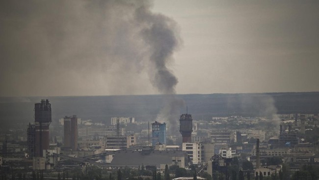 Peperangan di Luhansk, terutama Severodonetsk, bahkan dianggap Presiden Volodymyr akan menentukan nasib Donbas ke depannya.