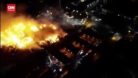 VIDEO: Kebakaran Pabrik Kemasan di Inggris, 8 Ribu Ton Karton Hangus