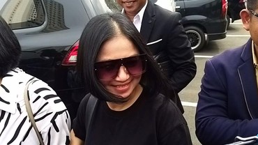 img-title Usai Ngaku Saudara Ridwan Kamil, Tiara Marleen Santai Menuju Polres Depok