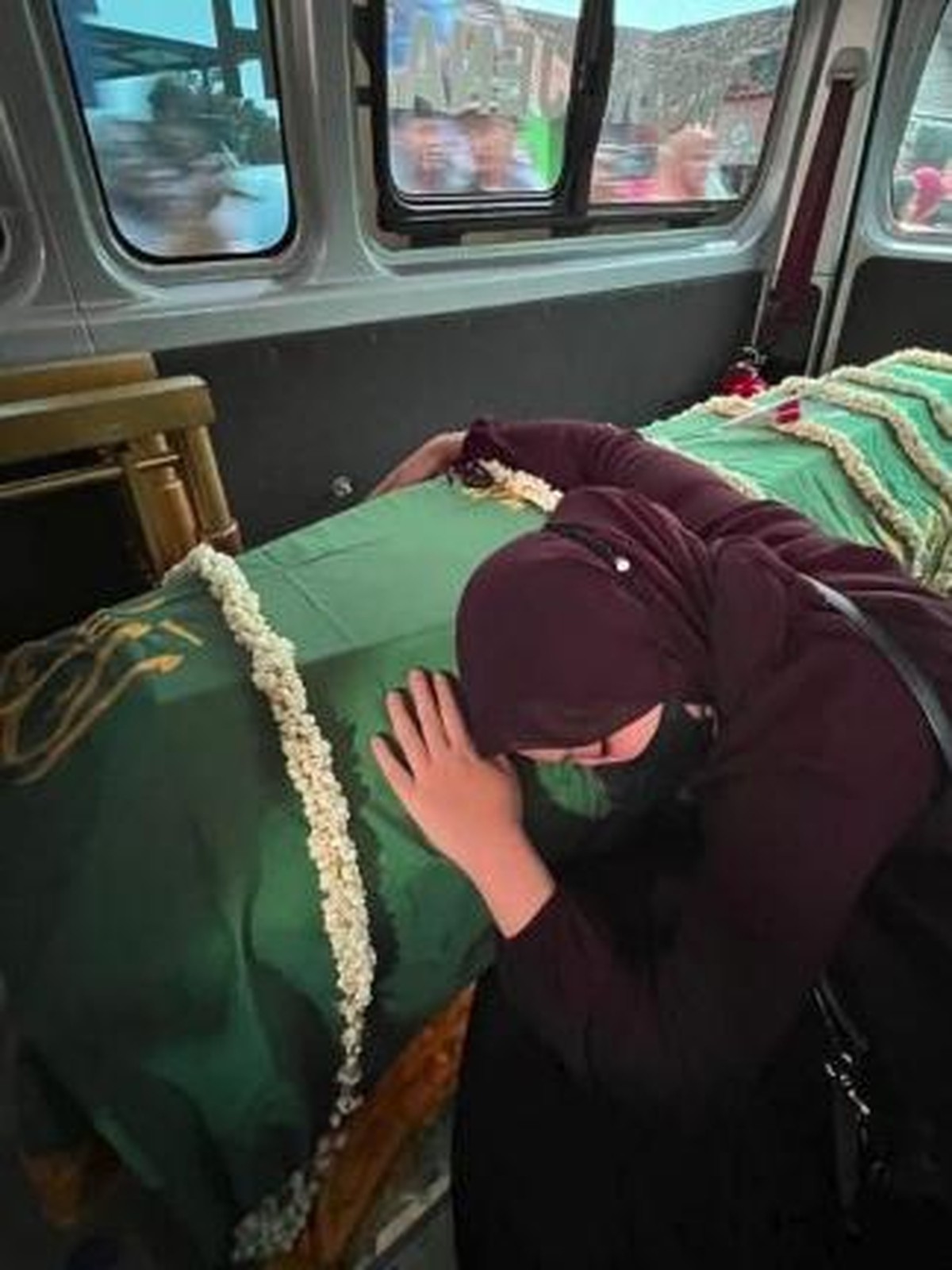 Pelukan Camilia Laetitia Azzahra pada peti jenazah Emmeril Kahn Mumtadz&period;