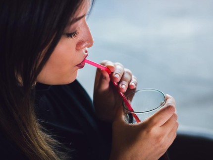 Bolehkah Ibu Menyusui Minum Soda? Simak Pengaruhnya untuk ASI dan Si Kecil