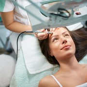 Bisa Cantik Tanpa Makeup, Ini 3 Jenis Perawatan Kulit yang Bisa Kamu Coba di Usia Muda!