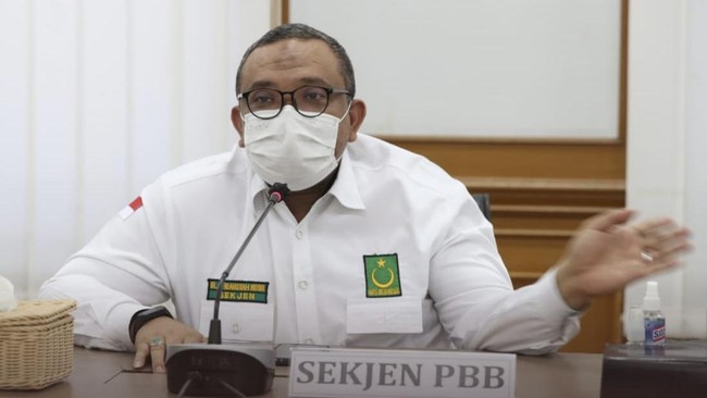 Presiden Joko Widodo (Jokowi) resmi mengangkat politisi dari Partai Bulan Bintang (PBB) Afriansyah Noor sebagai wakil menteri ketenagakerjaan (wamenaker).