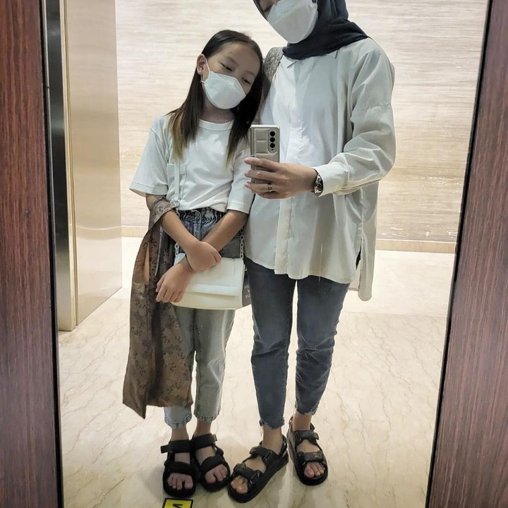 <p>Anak pertama Dian dan Omesh, Embun saat ini sudah besar, lho Bunda. Dalam unggahan saat Dian umumkan kehamilan, Embun terlihat senang mendapatkan adik baru. (Foto: Instagram @dianayulestari)</p>
