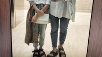 <p>Anak pertama Dian dan Omesh, Embun saat ini sudah besar, lho Bunda. Dalam unggahan saat Dian umumkan kehamilan, Embun terlihat senang mendapatkan adik baru. (Foto: Instagram @dianayulestari)</p>