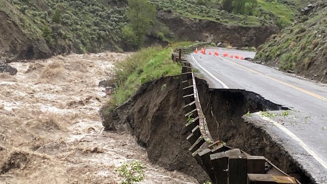Satu orang warga Desa Cibunian, Pamijahan, Kabupaten Bogor, Jawa Barat, meninggal dunia dan enam rumah rusak berat akibat banjir bandang dan longsor.