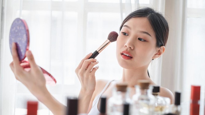 img-title 4 Tips Makeup Penting dari Ahli yang Wajib Diketahui Pemula, Catat Yuk Beauties!