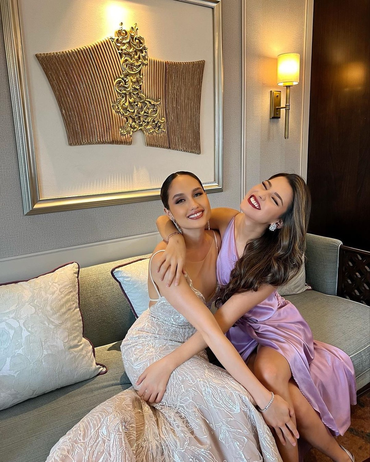 Cinta Laura Pakai Busana Pengantin