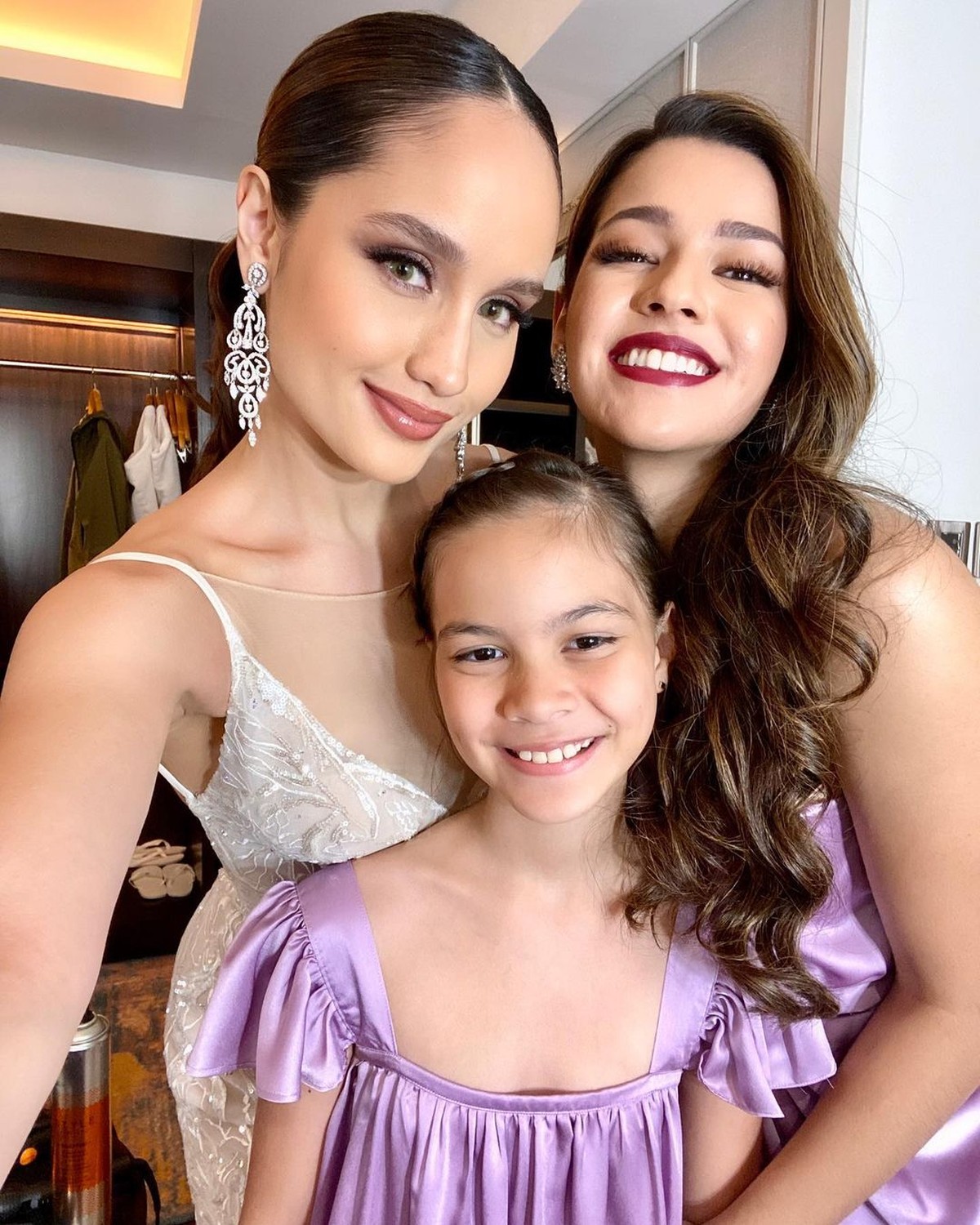 Cinta Laura Pakai Busana Pengantin