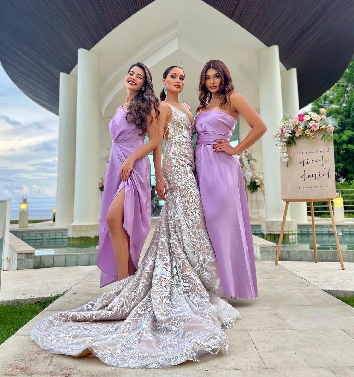 Cinta Laura Pakai Busana Pengantin