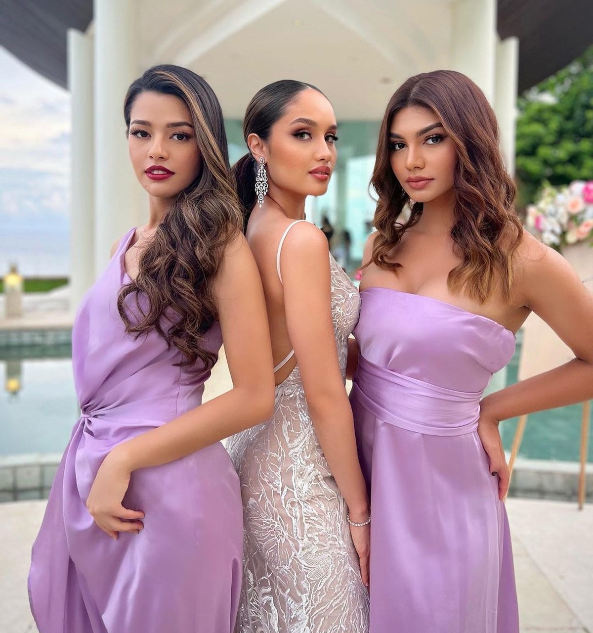 Cinta Laura Pakai Busana Pengantin