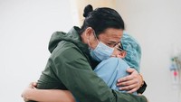 <p>Sebelumnya, Dea sempat membocorkan jenis kelamin bayinya lewat video singkat. Momen tersebut cukup haru, Dea dan Ariel tampak amat bahagia, Bunda. (Foto: Instagram @dea_ananda)<br /><br /><br /></p>
