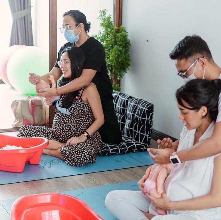 <p>Dea dan Ariel terlihat penuh antusias mengikuti kelas menyusui. Bagi Bunda yang sedang mengandung, mungkin kelas menyusui dan perawatan bayi bisa menjadi salah satu kegiatan untuk dicoba, nih. (Foto: Instagram @dea_ananda)</p>