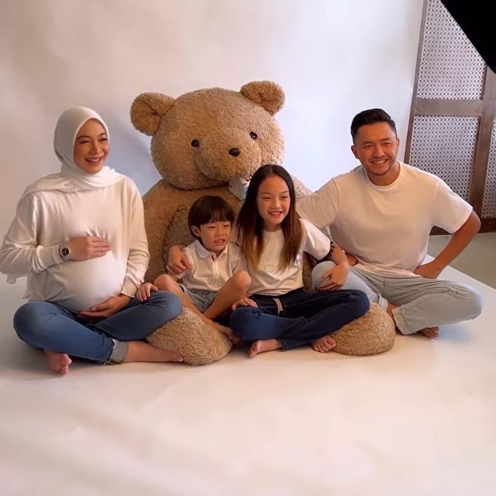 <p>Dian, Omesh dan kedua anaknya terlihat kompak gunakan kaus putih dan celana jeans, nih. Dalam video unggahan Omesh, mereka terlihat sangat bahagia. (Foto: Instagram @dianayulestari)</p>