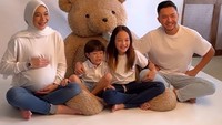 <p>Dian, Omesh dan kedua anaknya terlihat kompak gunakan kaus putih dan celana jeans, nih. Dalam video unggahan Omesh, mereka terlihat sangat bahagia. (Foto: Instagram @dianayulestari)</p>