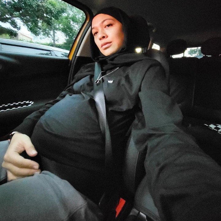 <p>Diusia 35 tahun mengandung anak ke-3, Dian terlihat tetap aktif dan melakukan banyak aktivitas. Walau dalam beberapa kesempatan Dian terlihat menggunakan kursi roda sebab kondisi fisiknya yang kurang fit. (Foto: Instagram @dianayulestari)</p>