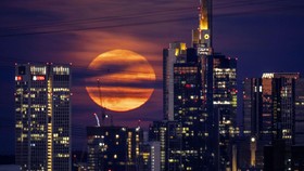 FOTO: Fenomena Strawberry Moon Hiasi Sejumlah Negara
