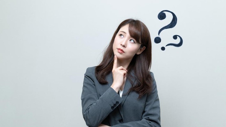 Ilustrasi Tes Kepribadian Young businesswoman having questions.