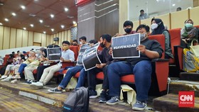 Mahasiswa UNS Angkat Poster, Ganjar Tantang Turun ke Wadas