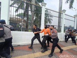Sempat Ricuh, Massa Buruh di Depan DPR Diamankan Polisi