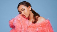 <p>Seperti kedua orang tuanya, Naja juga tertarik dengan dunia tarik suara. Gadis yang hobi bermain <em>game</em> ini pernah manggung bersama sang ibunda dan sudah merilis <em>single</em> berjudul <em>Hung Up</em>. Kita doakan, semoga jenjang karier Naja cemerlang seperti Ayah dan Bundanya, ya. (Foto: Instagram @najandmm)</p>