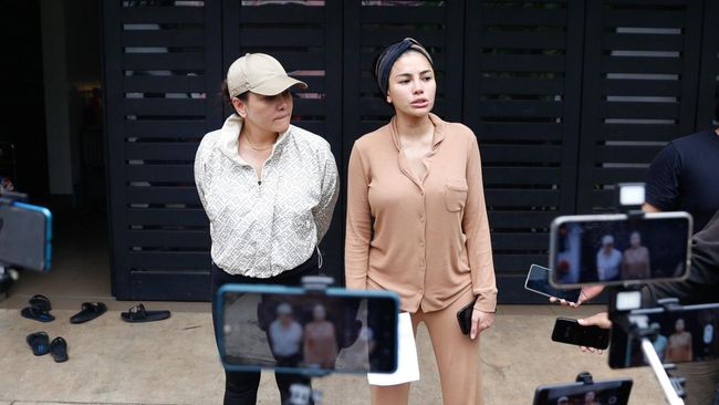 Fitri Salhuteru mengaku saat umrah sempat mendoakan pembenci Nikita Mirzani supaya mereka bisa diberi hidayah.