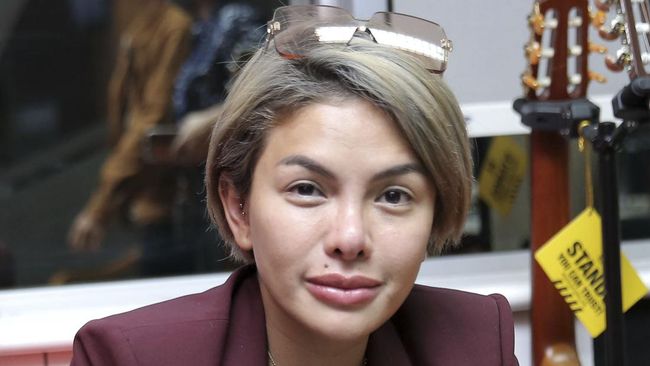Nikita Mirzani mengaku menerima 12 surat panggilan dari polisi sebelum ia dijemput paksa pada Rabu (15/6) dini hari.