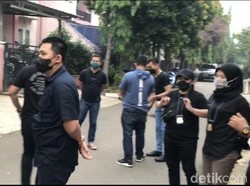 9 Jam Berlalu, Polisi Masih Bertahan di Rumah Nikita Mirzani