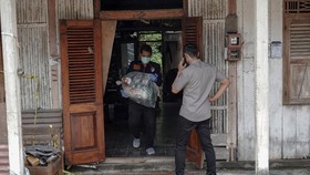 FOTO: Gegana Sisir TKP Ledakan di Desa Radegan Banyumas