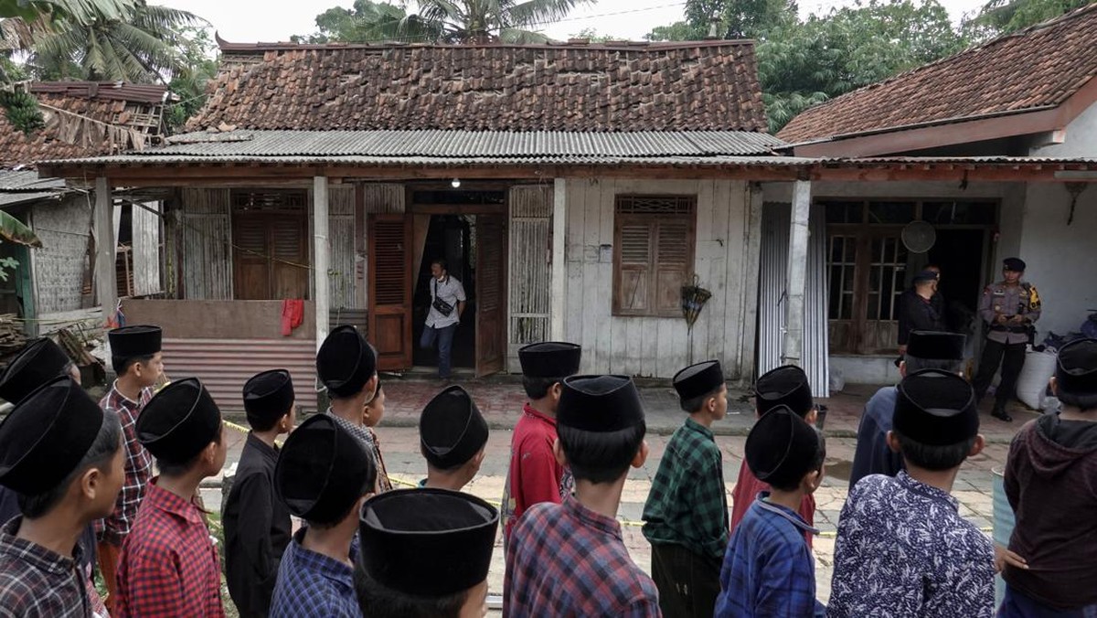 FOTO: Gegana Sisir TKP Ledakan di Desa Radegan Banyumas