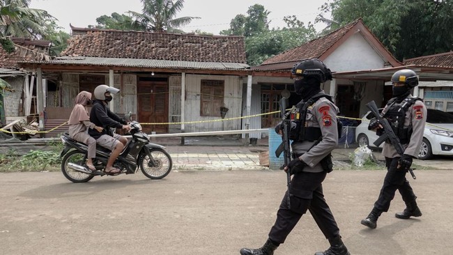 FOTO: Gegana Sisir TKP Ledakan di Desa Radegan Banyumas