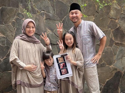7 Potret Maternity Shoot Kehamilan Ketiga Dian Ayu, Kompak Bersama Suami dan Kedua Anak