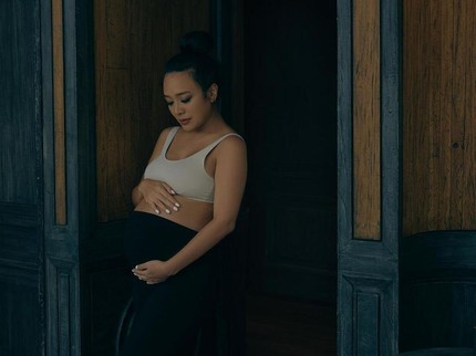 7 Potret Dea Ananda dan Suami Ikuti Kelas Menyusui dan Perawatan Bayi, Kompak Bun!