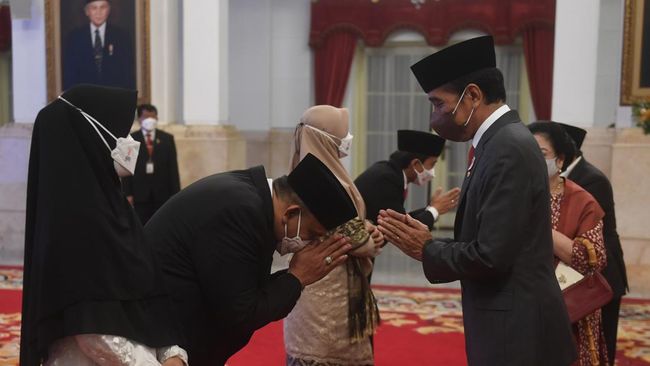 Partai Demokrat menilai langkah reshuffle kabinet hanya untuk memenuhi ambisi politik Jokowi jelang 2024, bukan untuk menyelsaikan persoalan rakyat.