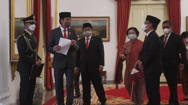 Reshuffle kabinet Jokowi menjadi sorotan. Sejumlah pihak menilai langkah itu hanya untuk mengakomodasi kepentingan politik ketimbang permasalahan rakyat.