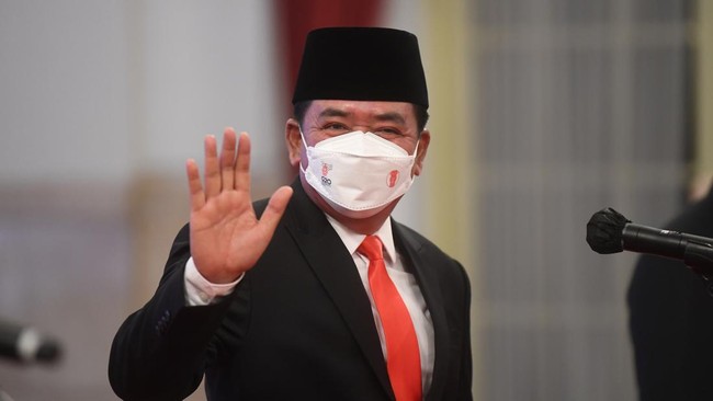 Hadi Tjahjanto kini menjabat sebagai Menko Polhukam. Ia sebelumnya merupakan Panglima TNI yang dilantik Jokowi pada 2017.