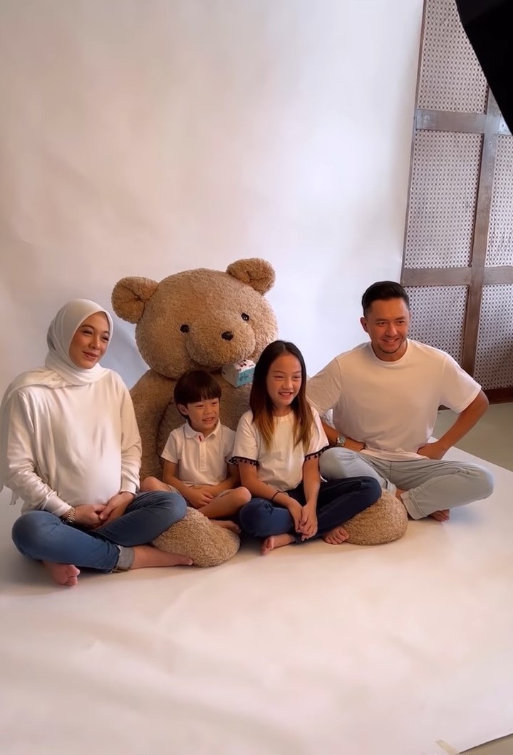 Hamil anak ke-3, pasangan Dian Ayu dan Ananda Omesh terlihat kompak lakukan maternity shoot, nih Bunda. Intip di sini yuk foto keluarga harmonis ini!