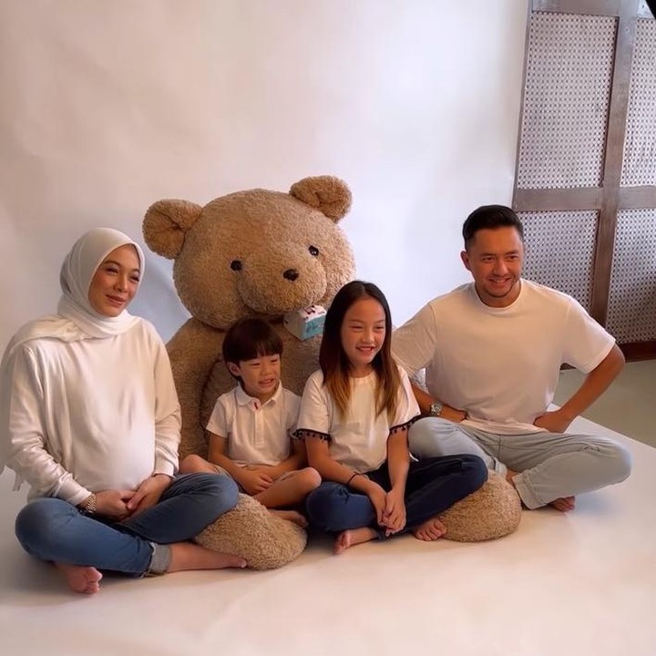 <p>Perut Dian terlihat kian membesar, nih Bunda. Dian dan keluarga terlihat lakukan maternity photoshoot dalam sebuah studio. (Foto: Instagram @dianayulestari)</p>
