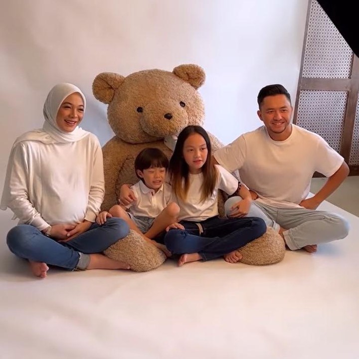 <p>Photoshoot dilakukan dengan penuh tawa. Embun dan Langit pasti sudah tidak sabar untuk bertemu dengan sang adik, ya. (Foto: Instagram @dianayulestari)</p>